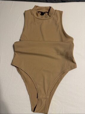 SHEIN Tan Ribbed Sleeveless Mock Neck Kids One-Piece Bodysuit-s8